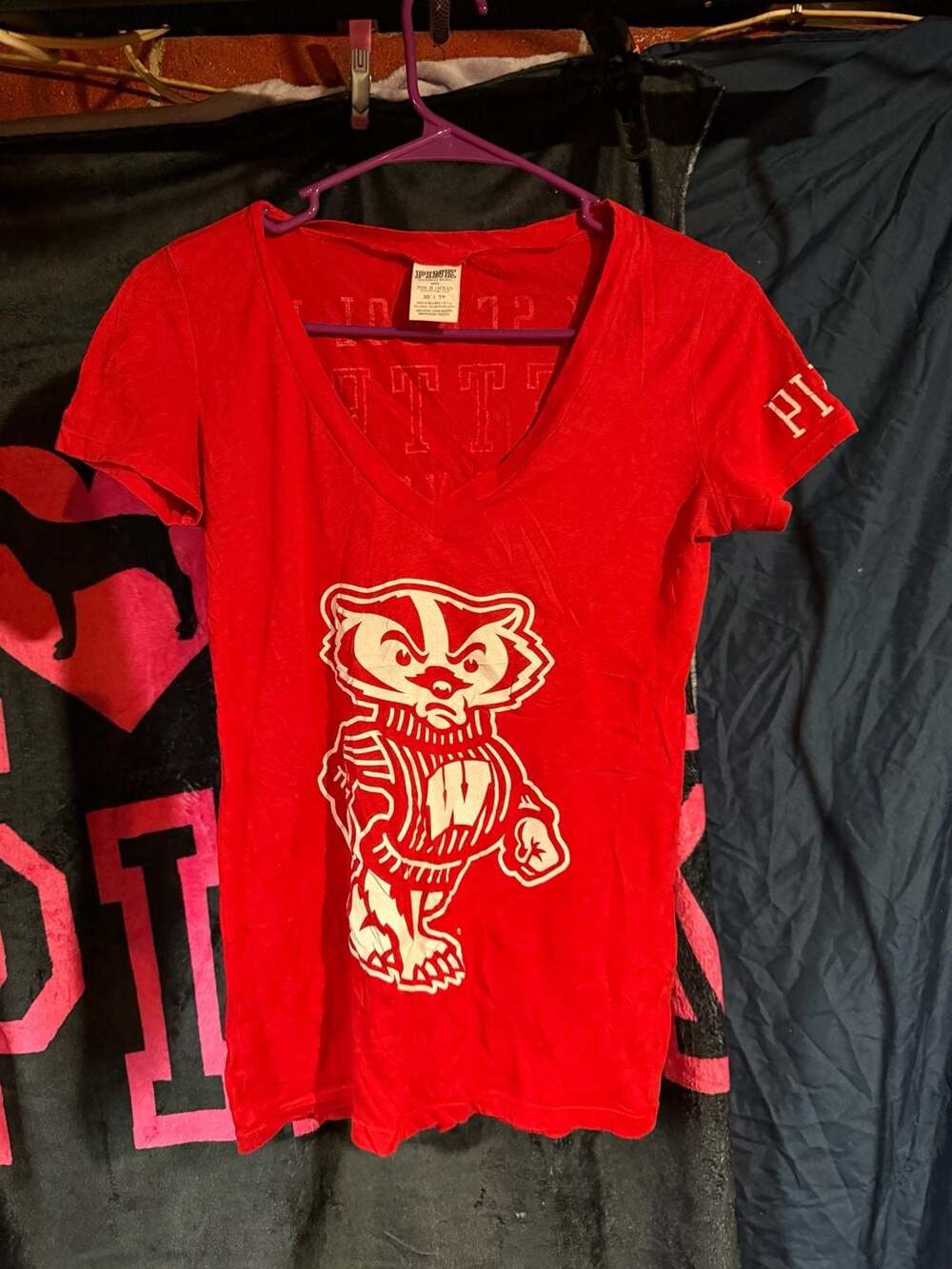Victoria's Secret PINK University of Wisconsin Badgers V-Neck T-Shirt XS